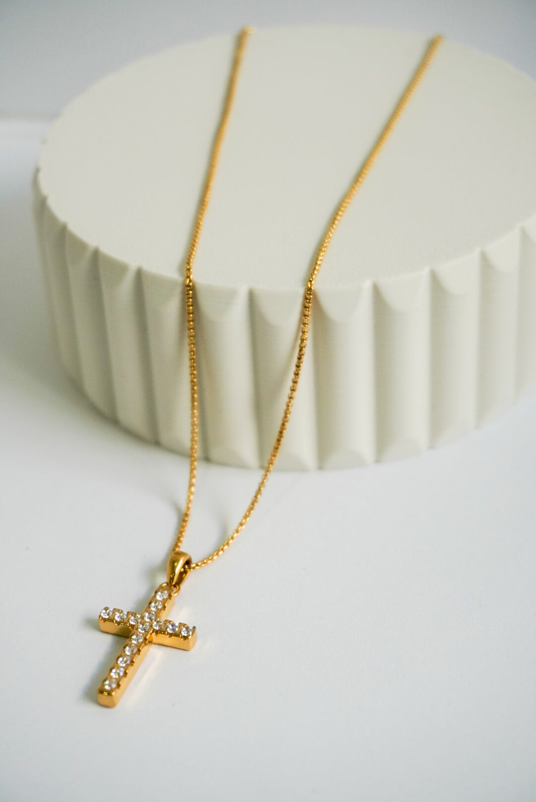 Collar cruz dorada