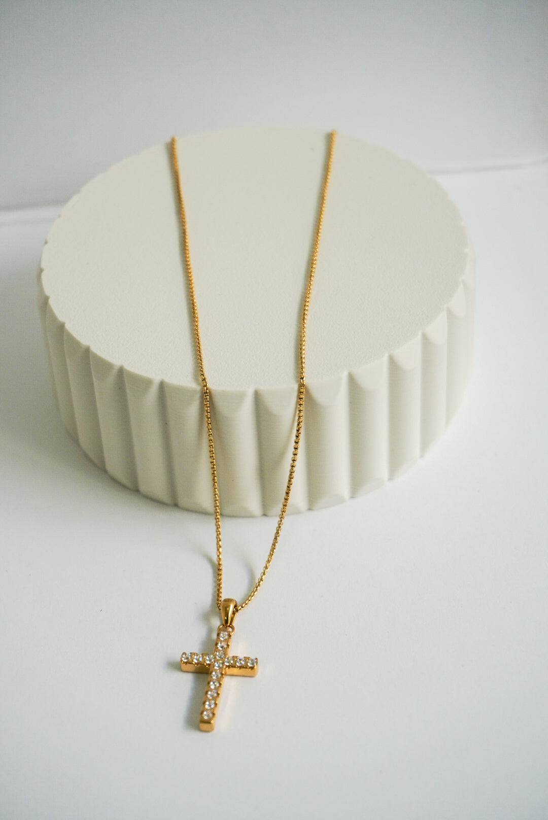 Collar cruz dorada